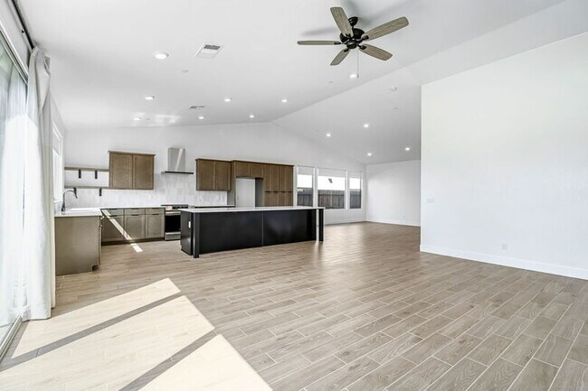 Building Photo - 7153 E Harvard Ave