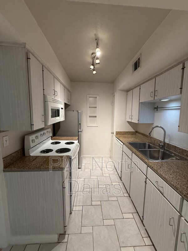 Building Photo - 7904 Royal Ln