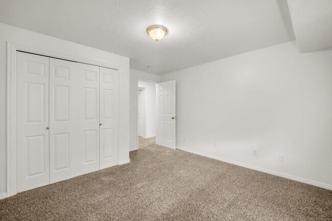 Building Photo - Spacious 7 Bed Kaysville Home with Two Kitchens