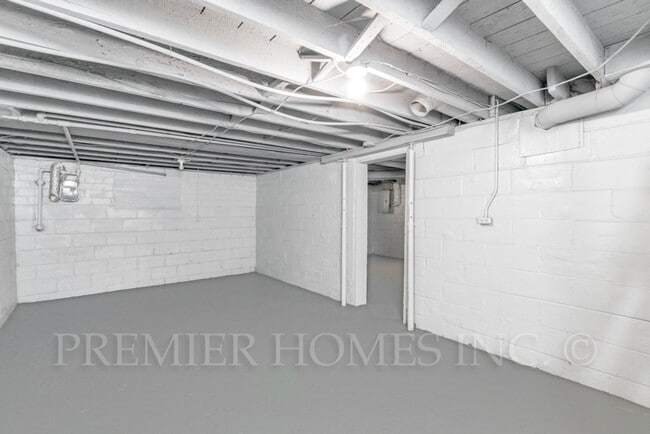 Building Photo - Pristine 3BR Home with 2-Car Garage & Designer Finishes