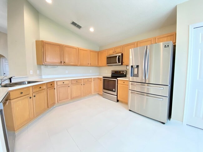 Building Photo - Beautiful Home with Water View in Waterfor...