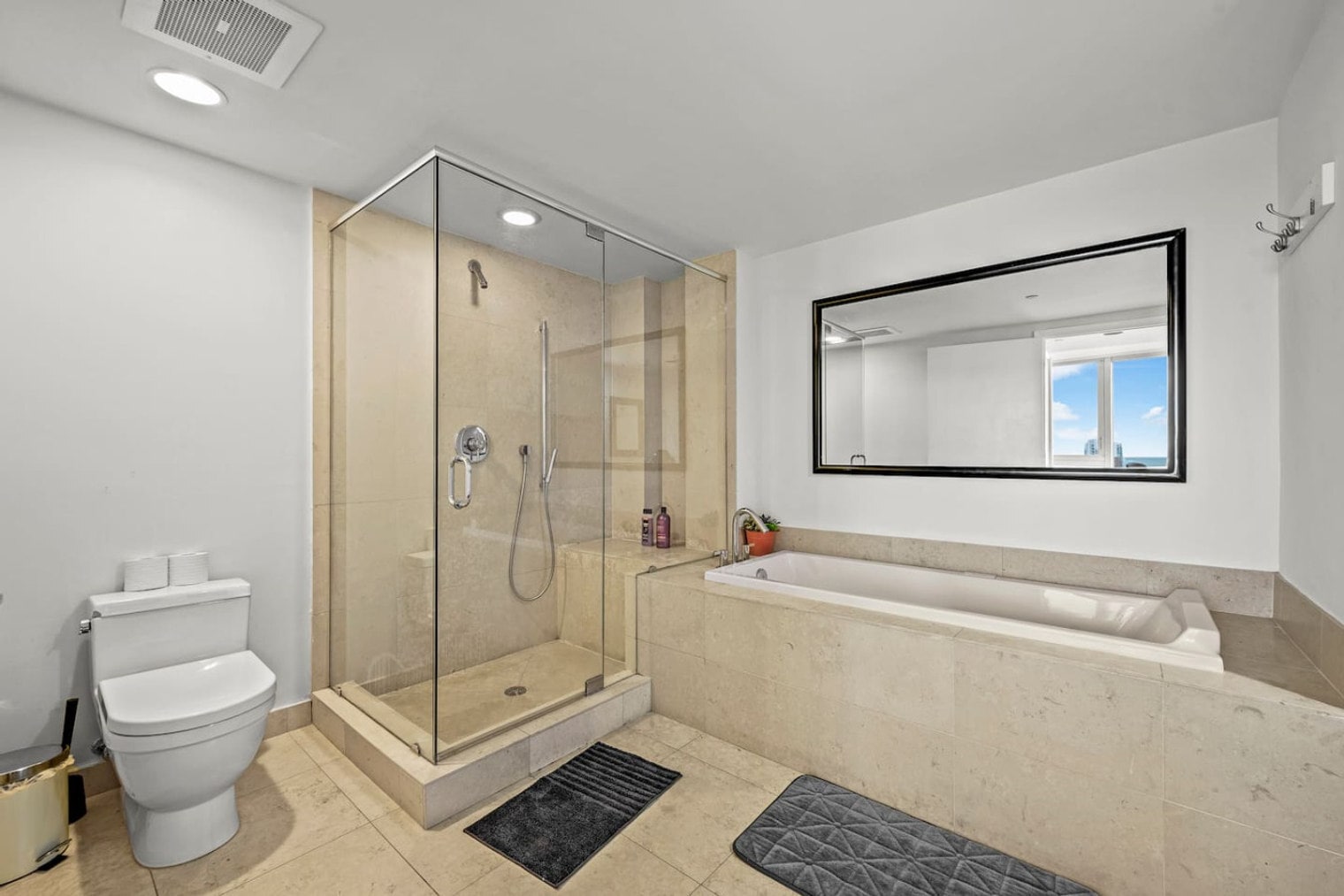 Building Photo - 485 Brickell Ave