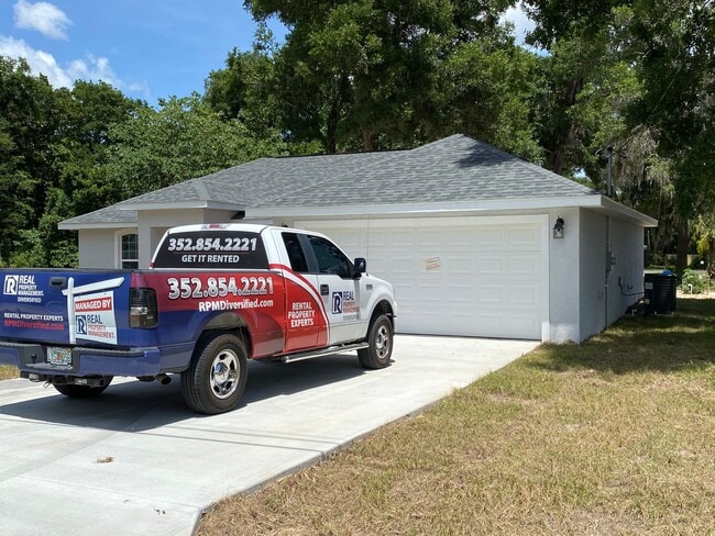 Building Photo - Desirable SE Ocala Neighborhood 3/2/2 **Won't Last**