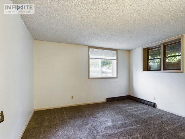 Building Photo - Spacious 3 Bedroom, 1 Bath Garden View Apt