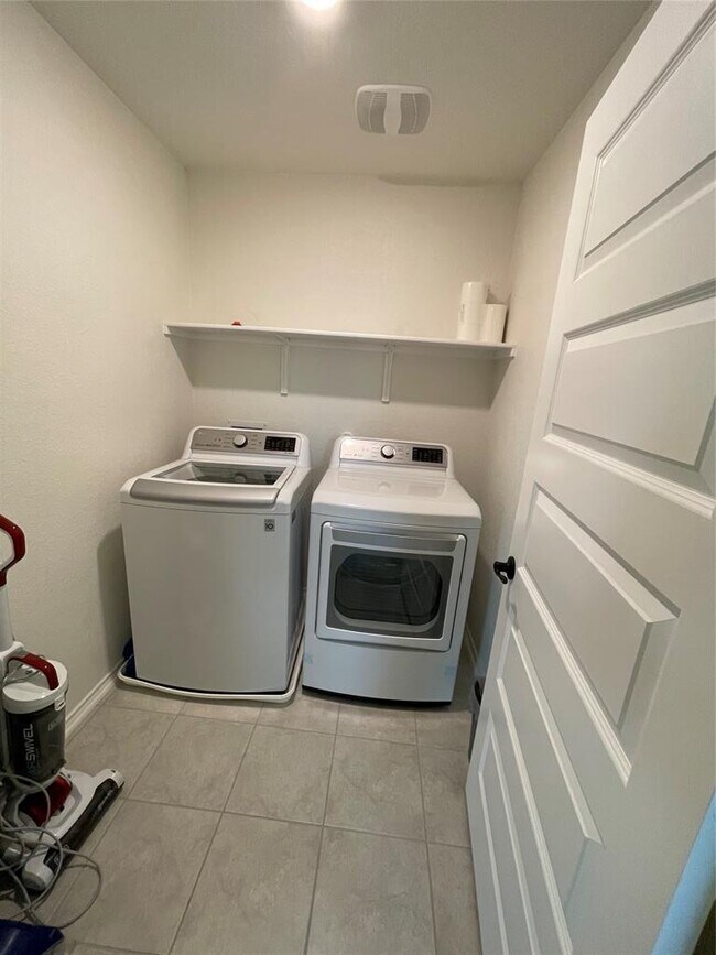 Building Photo - 1537 Sonny Dr