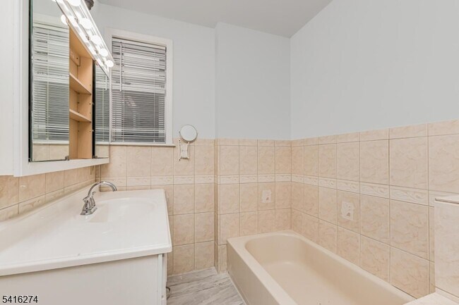 Building Photo - 57 Clinton Pl