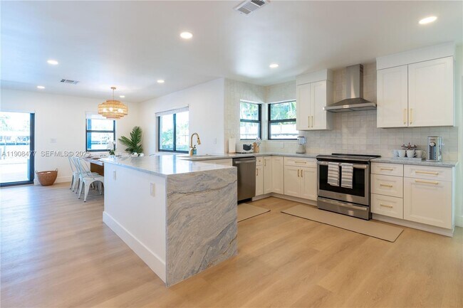 Building Photo - 309 S Riverside Dr