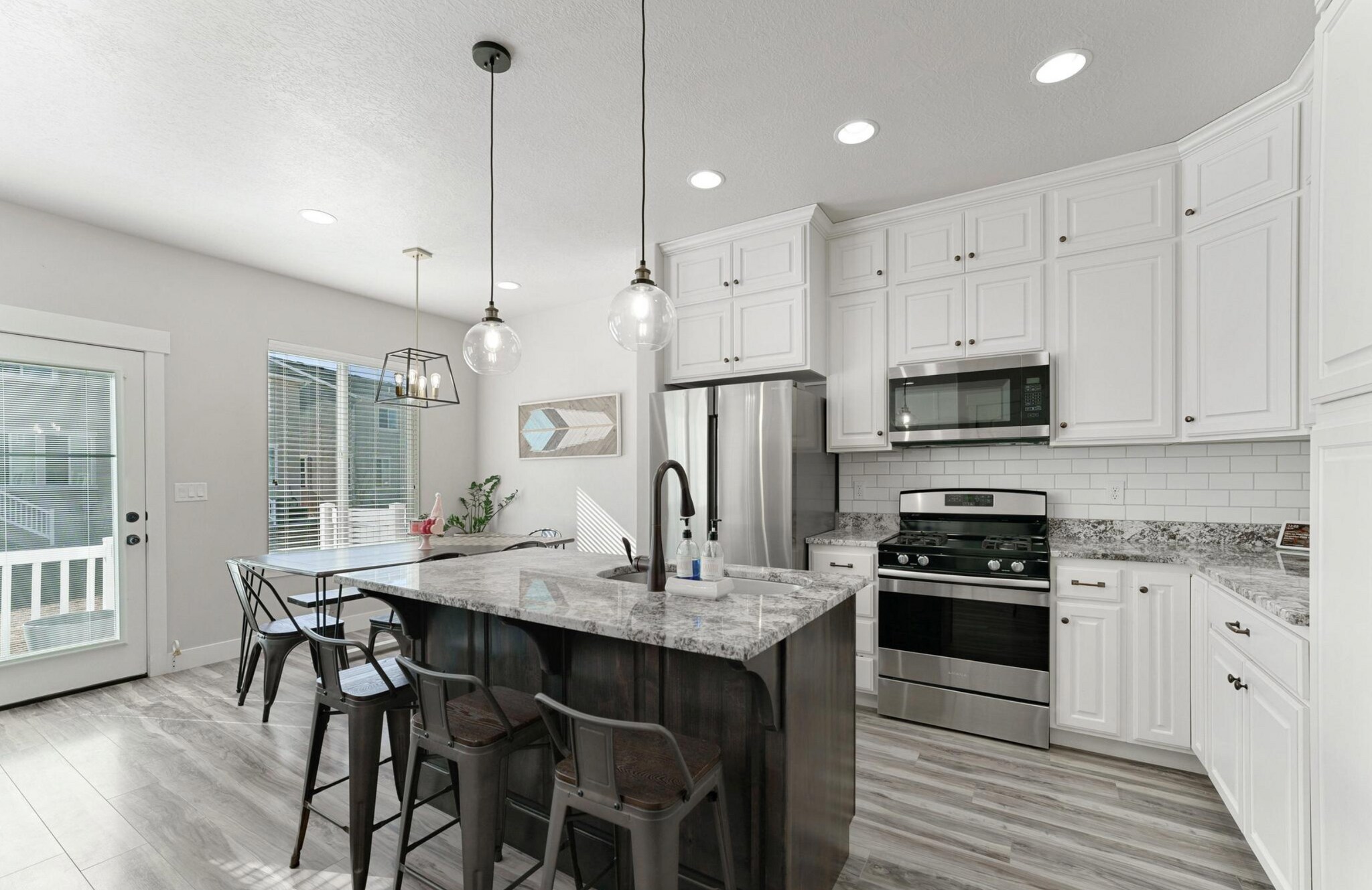 Building Photo - 203 W Silver Springs Dr