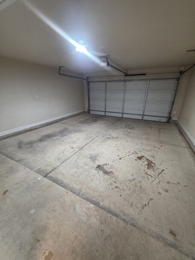 Building Photo - 3 bed 2 bath home with 2 car garage in Legends Park!