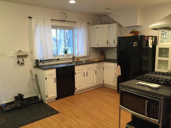 Building Photo - 513 56th St