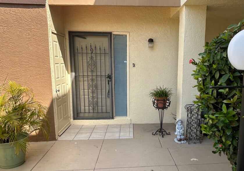 entry with x-tra storage - 17280 Eagle Trce