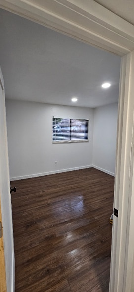 Building Photo - 935 Saturn Dr