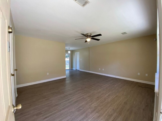 Building Photo - 980 White Cir