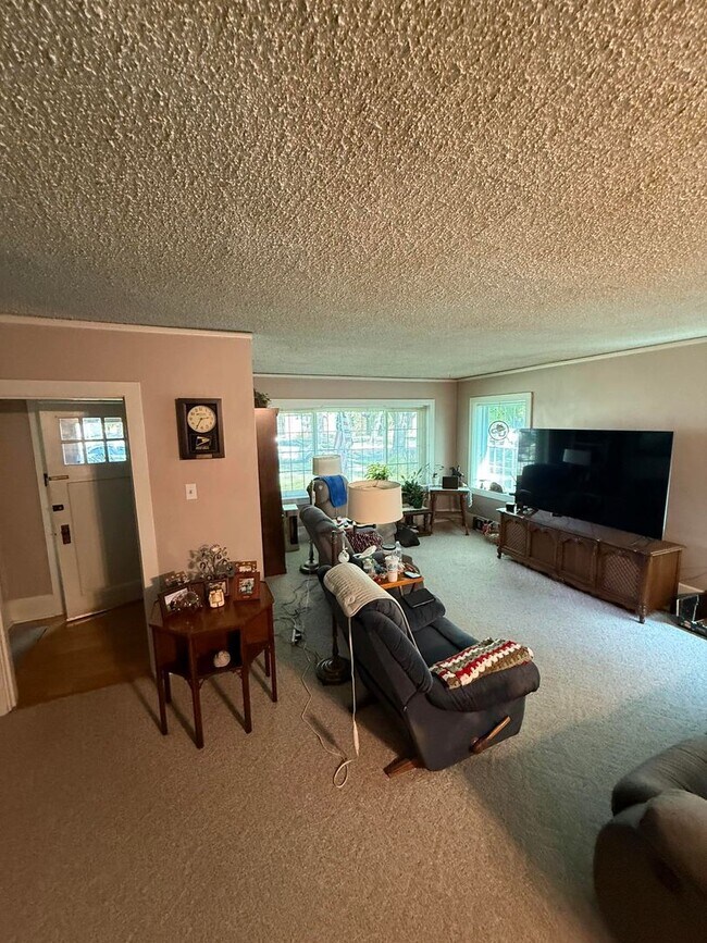 Building Photo - Warm & Furnished 2BR Home Near Billings Clinic