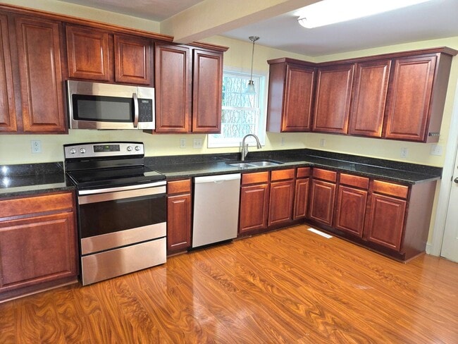 Building Photo - Beautiful Move-In Ready Single Family Home!