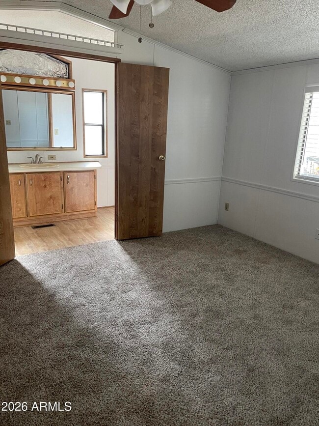 Building Photo - 415 E Villa Theresa Dr