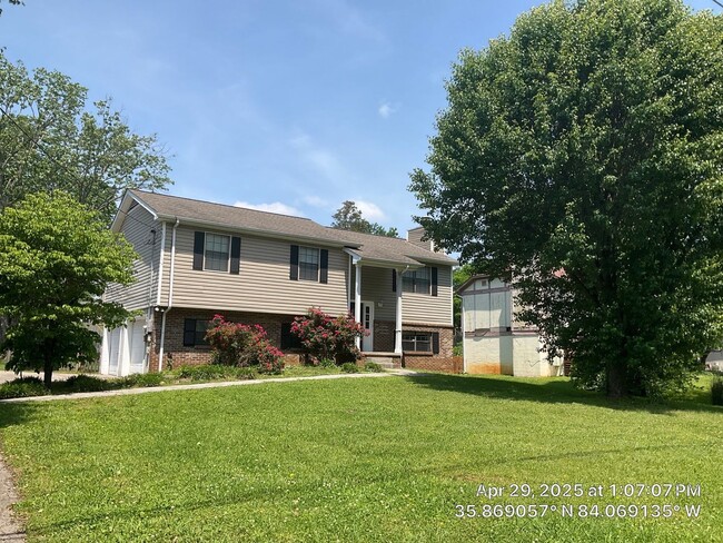 Building Photo - 3 Bedroom / 2.5 Bath House Available Now