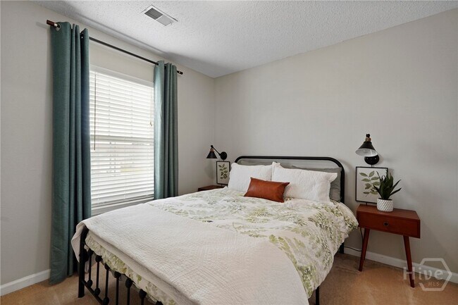 Building Photo - 25 Evergreen Oak Dr