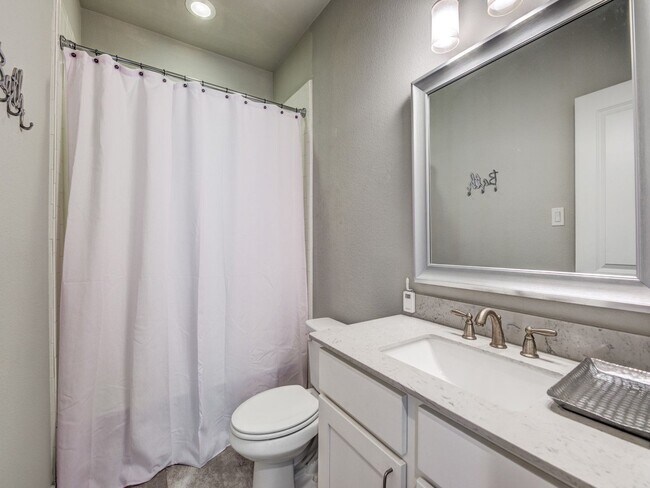 Building Photo - Rooftop Evenings, 3 bedroom 3 bath Condo. ...