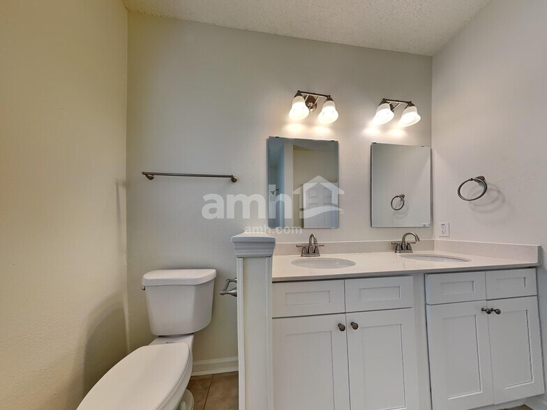 Building Photo - 523 Amsonia Cir