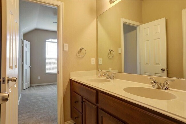 Building Photo - 13393 Mondovi Dr