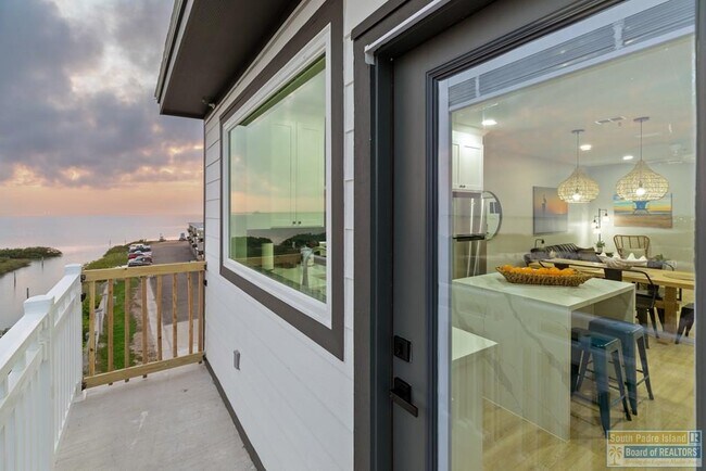 Building Photo - 111 W Sunny Isle Dr