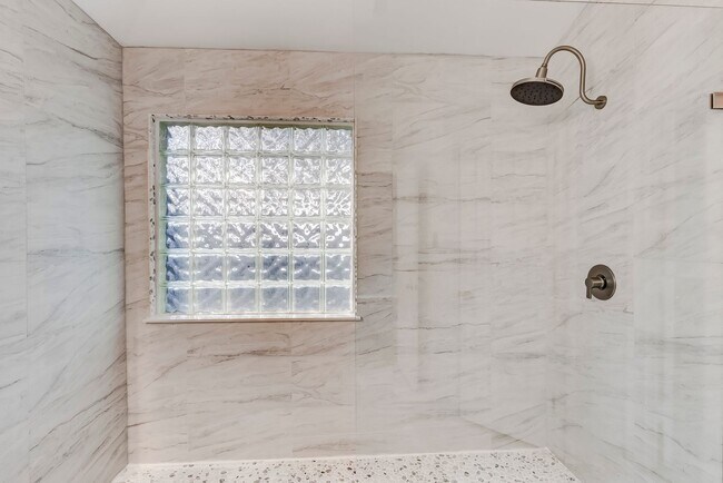 Building Photo - 113 W Deer Horn Pass