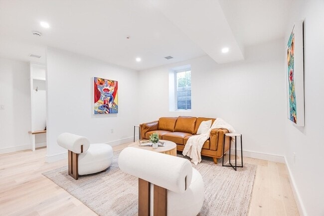 Building Photo - 15-17-17 Jewett Pl