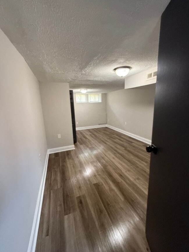 Building Photo - 935 E 41st St