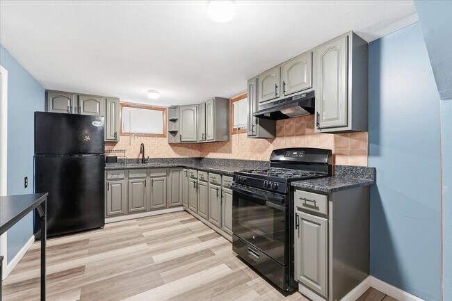 Building Photo - 169 Zabriskie St