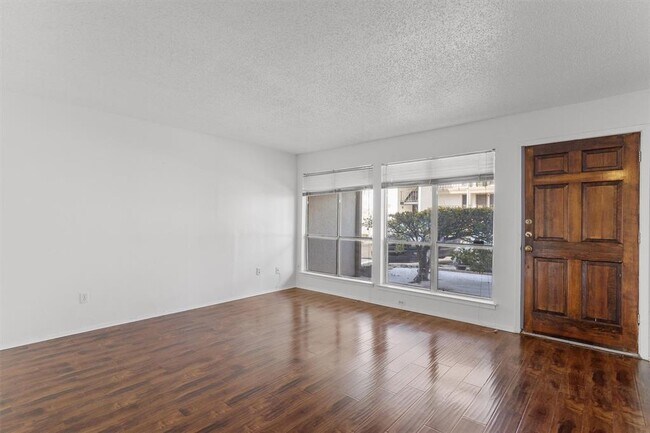 Building Photo - 6910 Hart Ln