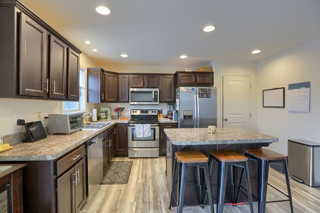 Building Photo - 4 bedroom townhome