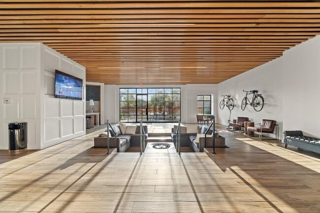 Building Photo - 717 Riverside Dr