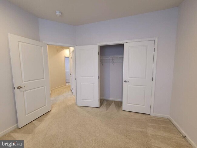 Building Photo - 434 Parkview Ave