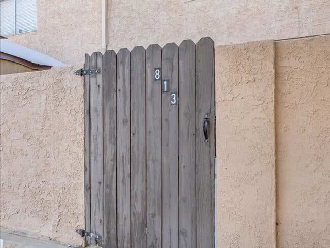 Building Photo - Beautifully upgraded 2 bedroom 2 story tow...