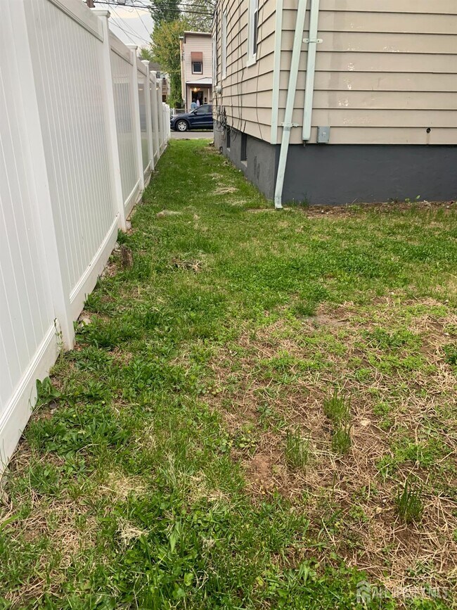 Building Photo - 47 Holly St