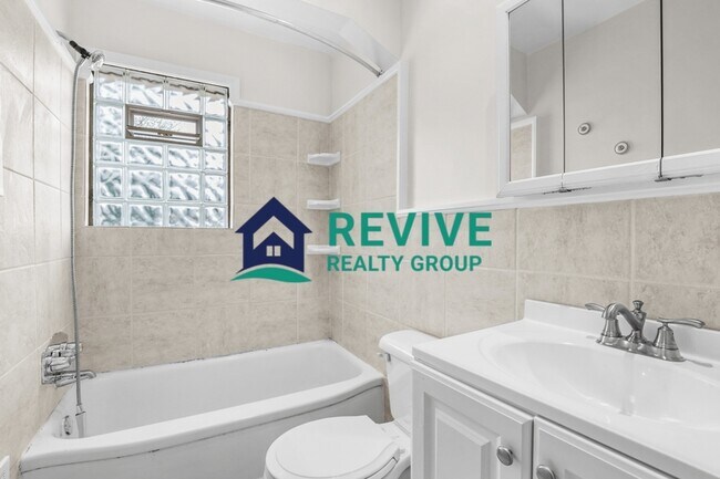 Building Photo - 9725 Fox Ave