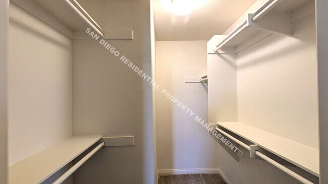 Building Photo - Bright 1 Bed / 1 Bath Condo in Upscale Com...