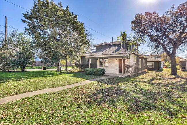 Building Photo - Gorgeous 3 bed 2 Bath detached condo in tr...