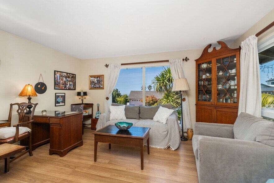 Building Photo - 3068 Zell Dr