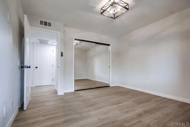 Building Photo - Fully Remodeled 2BR Condo with Designer Fi...