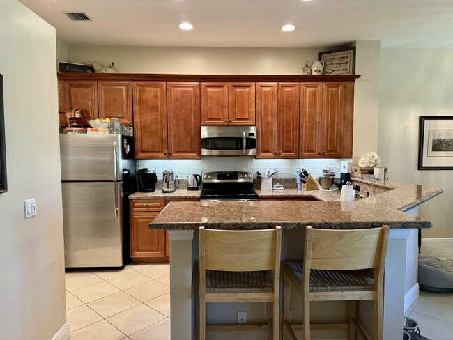 Building Photo - 4488 Hickory Dr