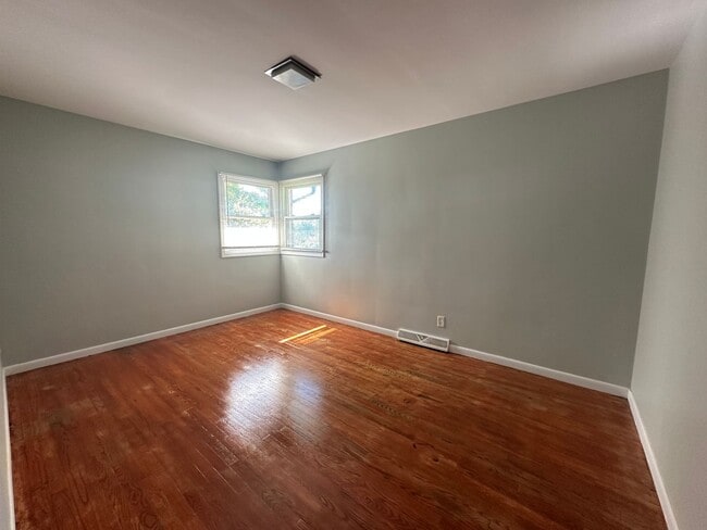 Building Photo - Three Bedroom Single Family Home on NW Side!