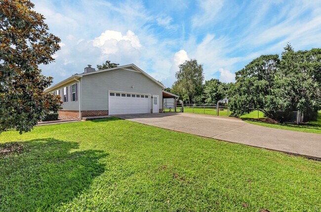 Building Photo - 2504 Angelyn Dr