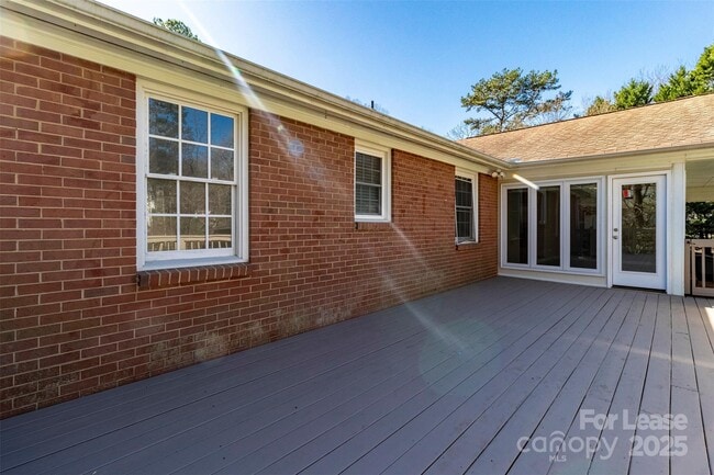 Building Photo - 6618 Castlegate Dr