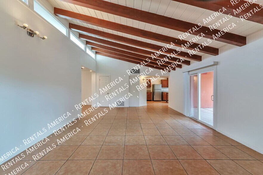 Building Photo - 2250 E La Mirada St