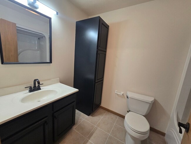 Building Photo - Beautifully Updated 3 Bedroom 2.5 Bathroom Townhouse - Golf Course View!