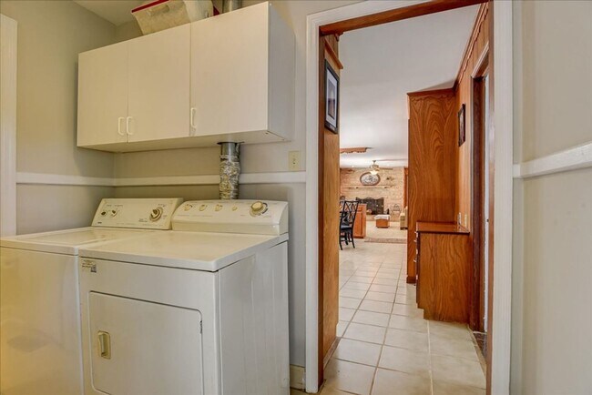 Building Photo - 3 Bedroom 2.5 Bathroom Ranch