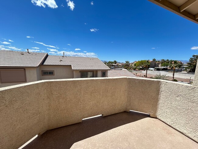 Building Photo - Gated Townhome 3-Bedrooms 2.5-Bathrooms!