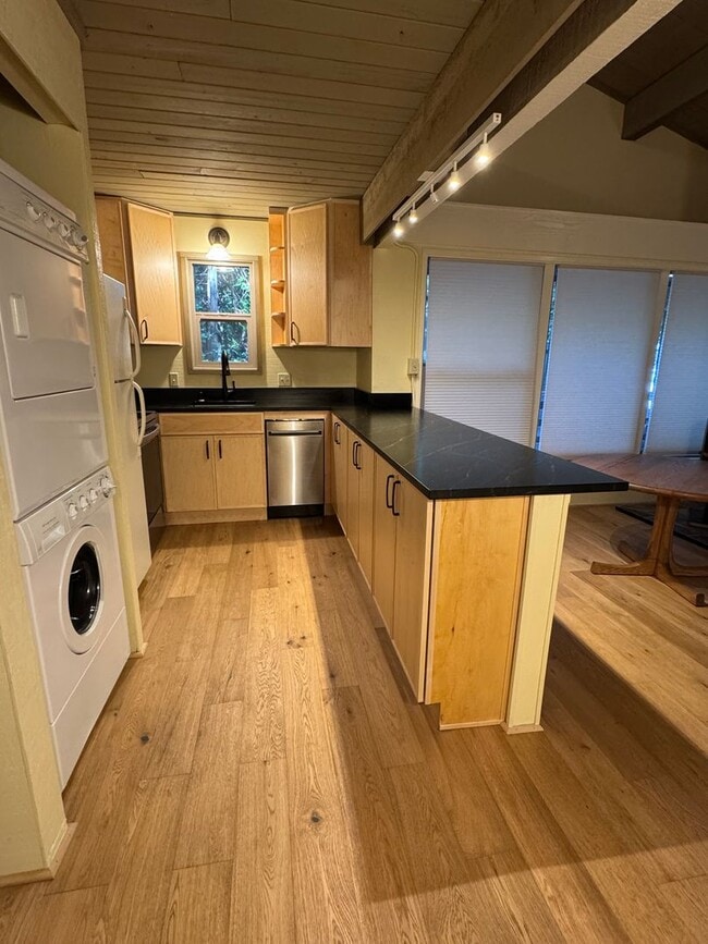 Building Photo - Come live in this quiet corner of Harstine Island!